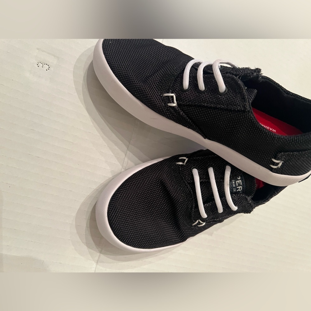 SPEERY UNISEX CHILD BODIE WASHABLE SNEAKERS. BLACK WITH WHITE LACES. SIZE 12